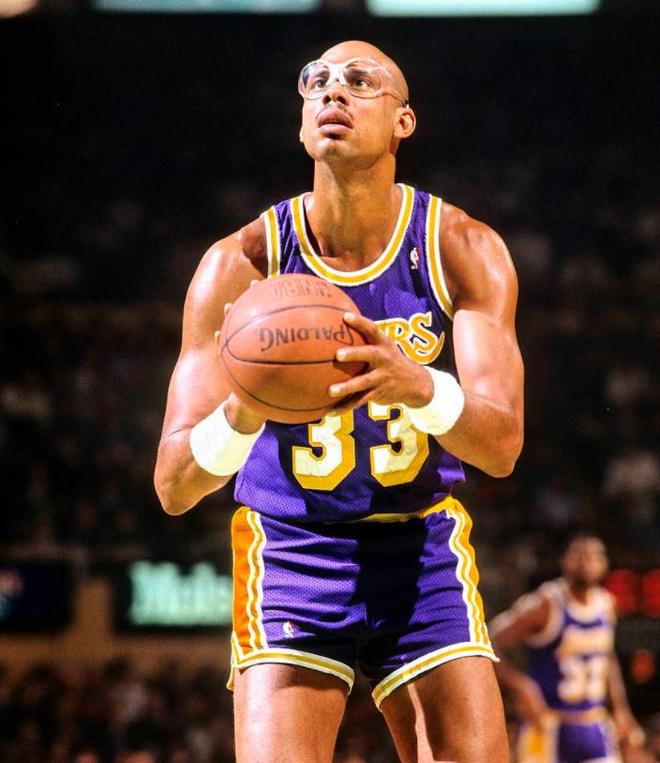 马克西半场18分2抢断，带队领先22分打爆勇士（马克西半场轰18分2断，率队早早建立22分领先痛击勇士）