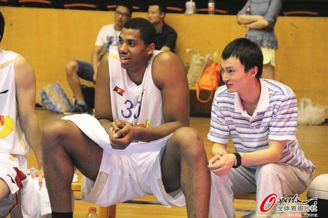 足球运动员转打篮球可能吗？（足球运动员改行打篮球可行吗？）