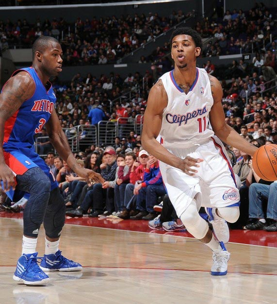 湖人半场高效，两项命中率均超5成，两队狂轰16记三分（半场火力全开！湖人双命中率破50%，两队合飙16记三分）