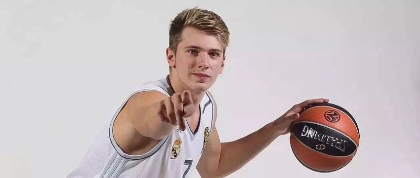 萨顿批萨拉赫：状态大幅下滑该接受替补，还自视甚高令人尴尬（萨顿指责萨拉赫：状态下滑应坐替补，自负姿态令人尴尬）